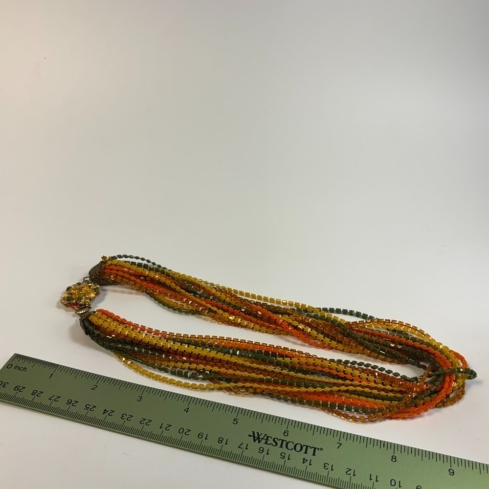 Vintage Necklace Vibrant Pressed Plastic Intricate Clasp Unique Retro Piece‎ - Picture 9 of 9